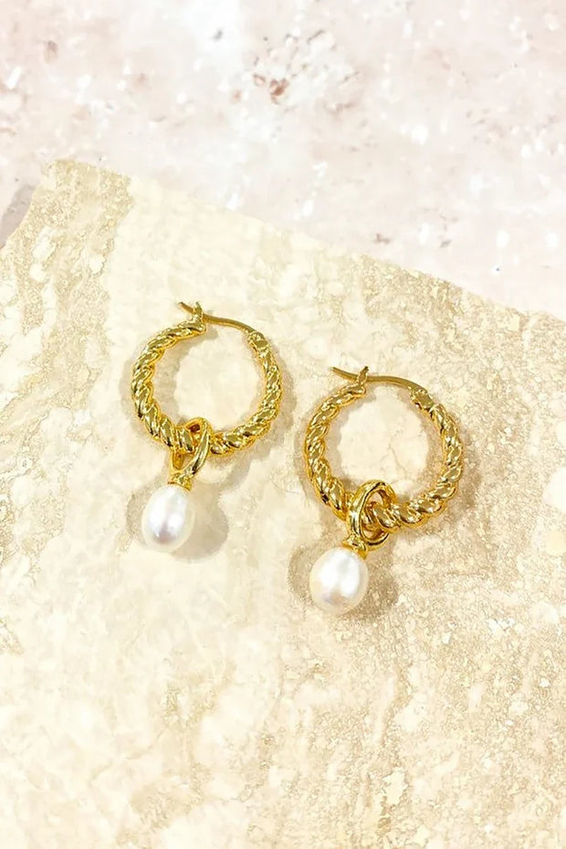 Ohrringe mit Perlen-Anhänger „Twist“ – Gold/Perle im modernen Stil