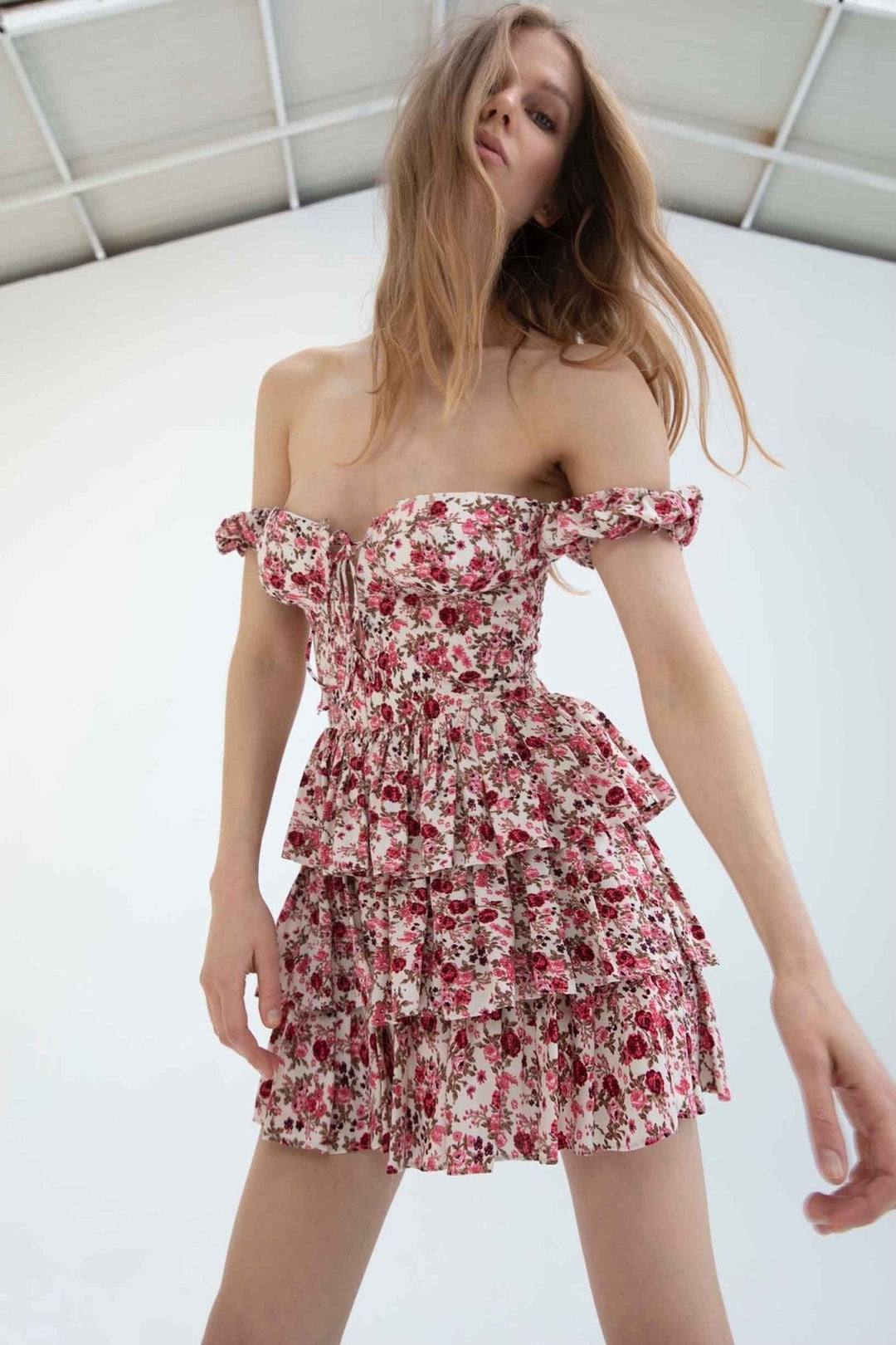 Mabel – Bedrucktes, gestuftes Kurzes Kleid mit Korsett