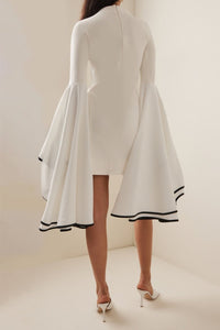 Maxine Kurzes Kleid mit kontrastierenden Rüschenärmeln