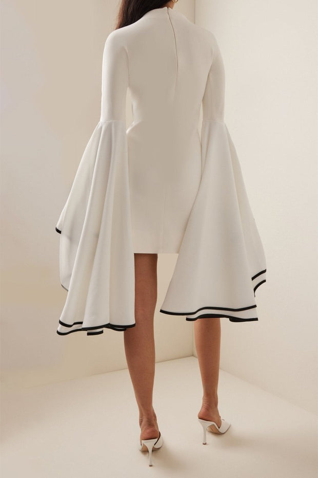 Maxine Kurzes Kleid mit kontrastierenden Rüschenärmeln