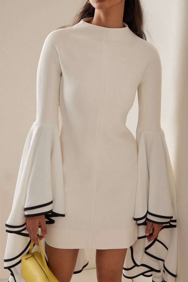 Maxine Kurzes Kleid mit kontrastierenden Rüschenärmeln