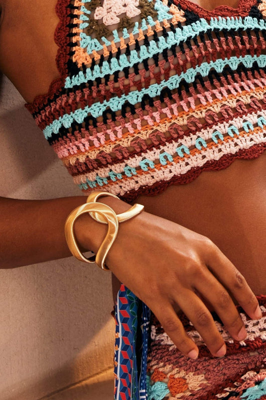 Armband mit geometrischem Muster und metallischer Struktur im modernen Stil