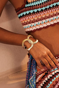 Armband mit geometrischem Muster und metallischer Struktur im modernen Stil