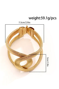 Armband mit geometrischem Muster und metallischer Struktur im modernen Stil