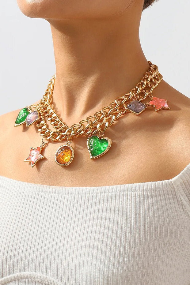 Halskette mit Vintage-Anhänger aus Metall im modernen Stil