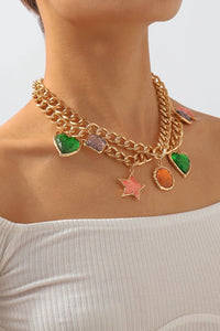 Halskette mit Vintage-Anhänger aus Metall im modernen Stil