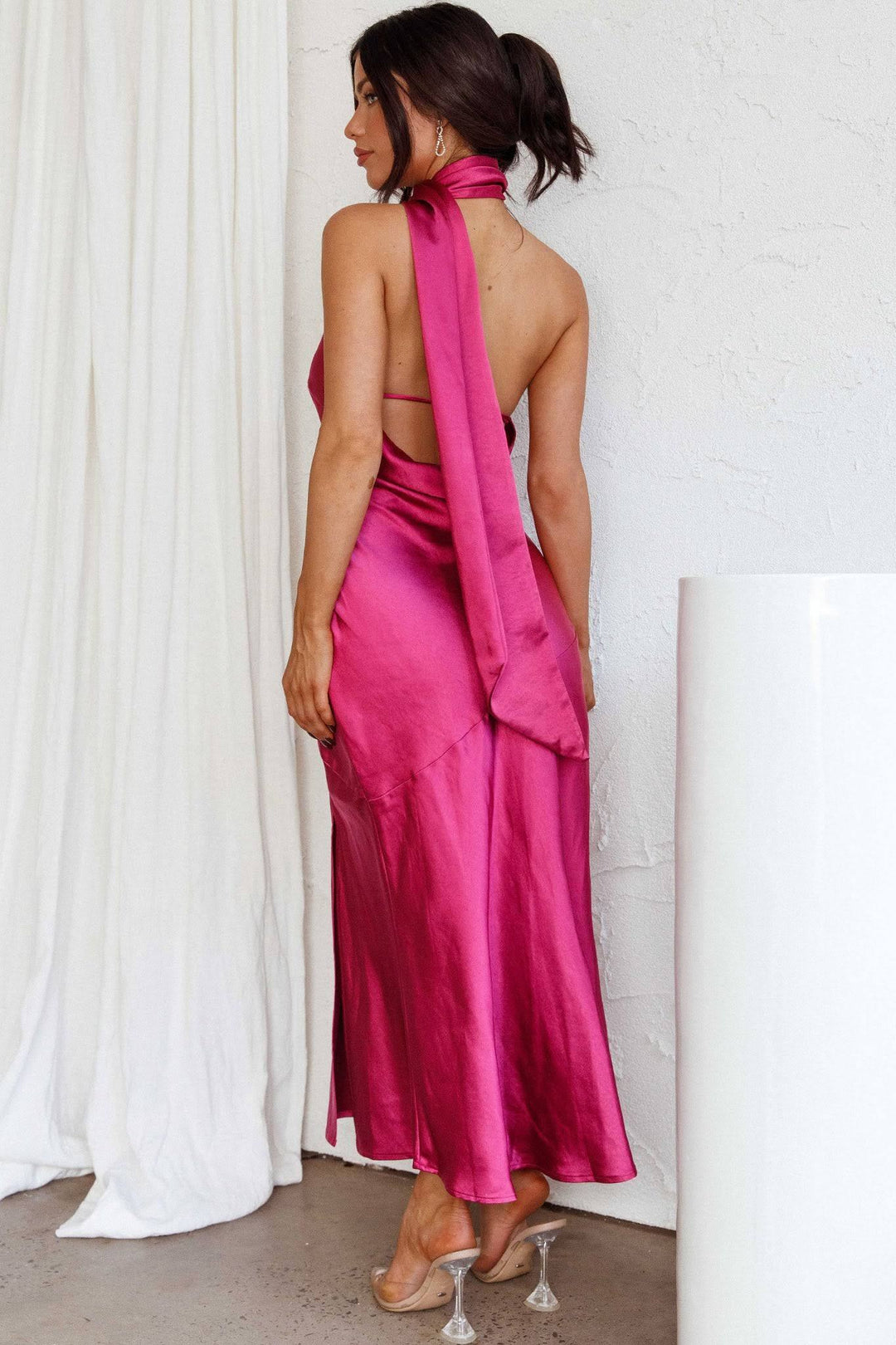 Nad Cowl Neckholder-Kleid in Midi-Länge aus Satin