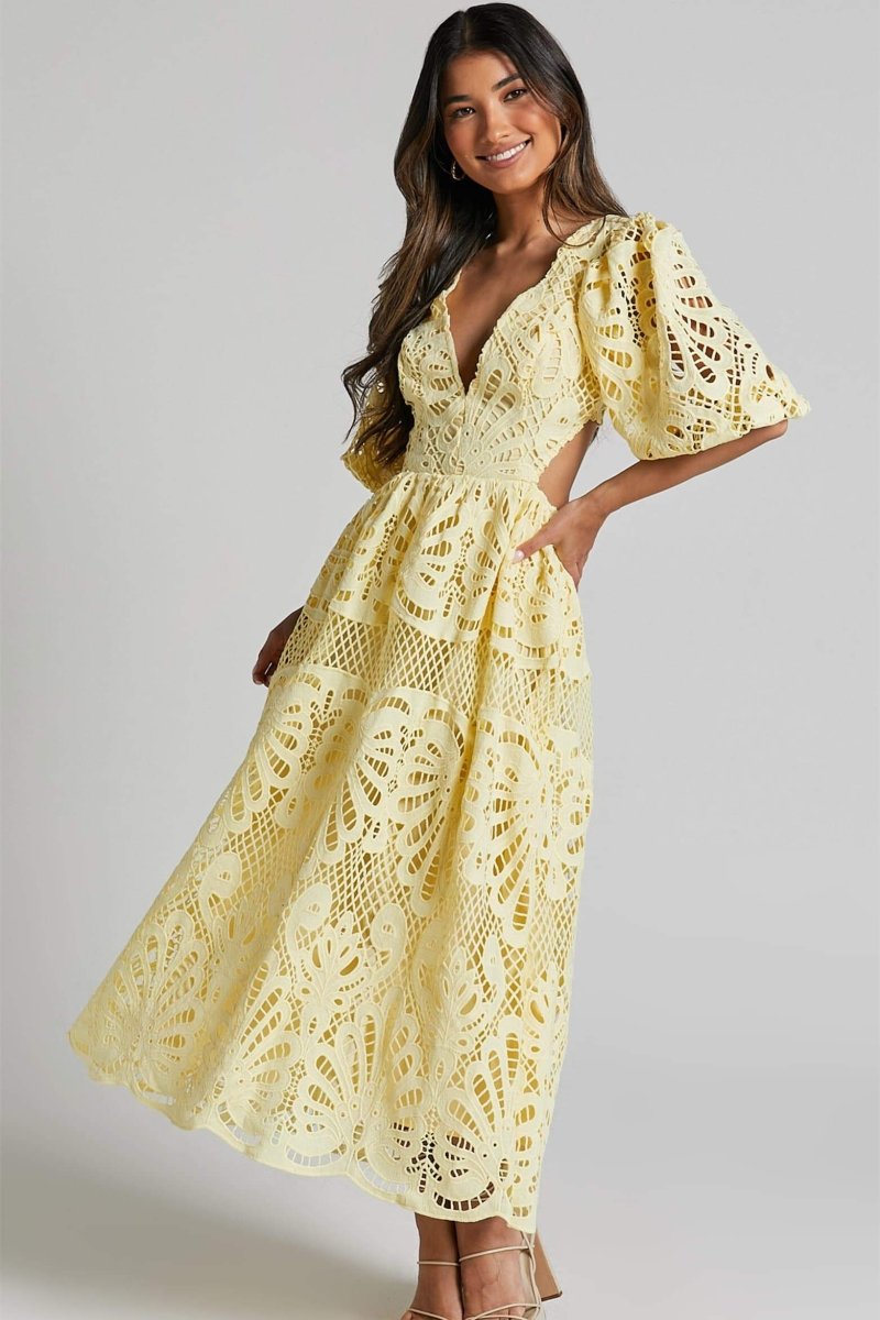 Sandra – Midikleid mit Aussparungen und Stickereien aus Spitze