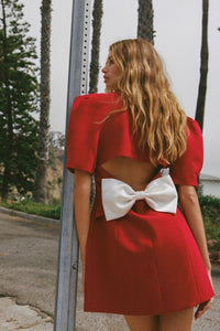 Elsie rückenfreies Minikleid mit V-Neck und Schleife