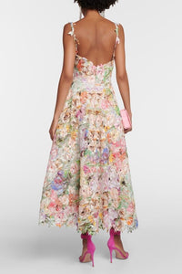 Violettes Kleid in Midi-Länge aus Spitze mit Blumenstickerei