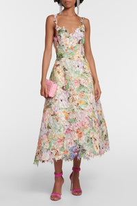 Violettes Kleid in Midi-Länge aus Spitze mit Blumenstickerei
