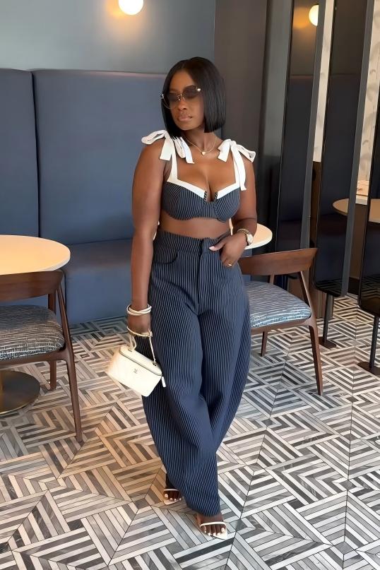 Schickes Retro-Set mit gestreiften Hosen mit weitem Bein im modernen Stil